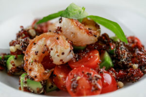 Read more about the article fresh salad with shrimp, quinoa, avocado and cherry tomatoes